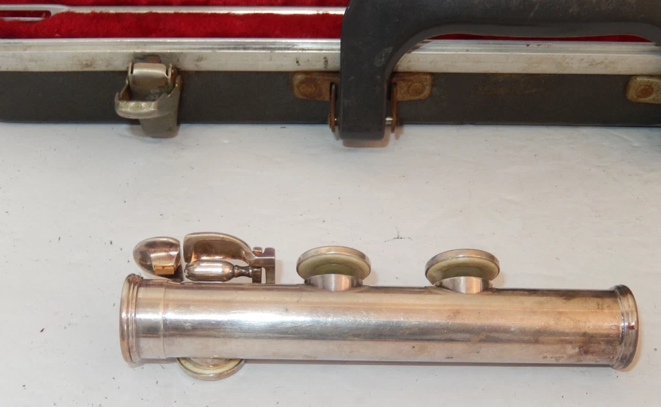 Bundy Selmer FLAUTA CON ESTUCHE RÍGIDO MARRÓN Forro Terciopelo Rojo Serie Numerada #2 Foto 2 de 4