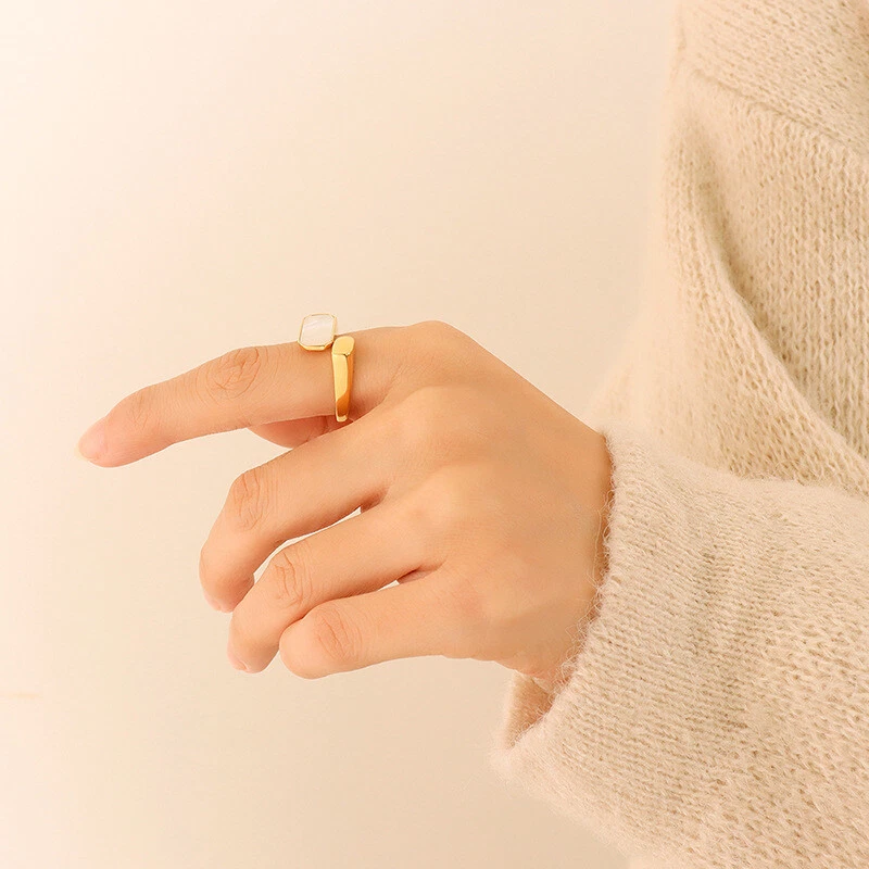 Anillo de apertura ajustable de perlas concha de mar de acero inoxidable enchapado en oro de 18 quilates para mujer Foto 4 de 4