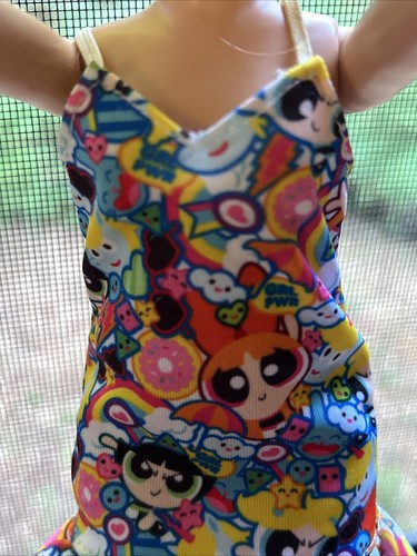 Muñeca Barbie Mattel Power Puff Niñas Vestido Se Ajusta a Muñeca con Curvas Estilo Verano Volantes - Imagen 2 de 8