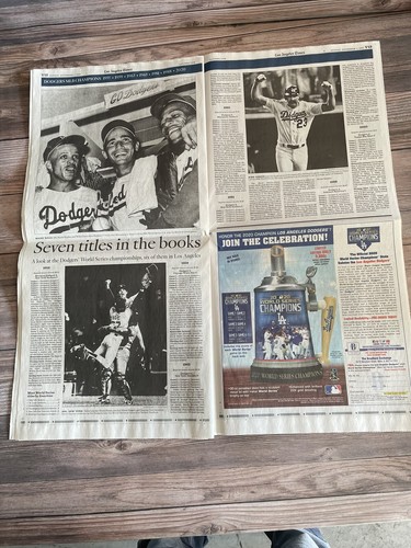LA Times TITLE TOWN Dodgers WS Champs W/ Clayton Kershaw W/ Plastic Sleeve - Imagen 8 de 10