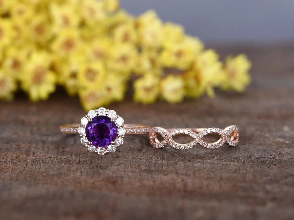 Juego de anillos nupciales redondos de moissanita amatista creados en laboratorio de 2 quilates enchapados en oro rosa de 14 quilates Foto 2 de 4