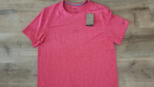 Neu mit Etikett $ 65 NIKE Dri-Fit Rise 365 Run Division Herrenshirt Hot Pink Reptiliendruck - L