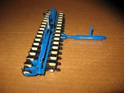 Spec-Cast 1/64 Scale Kinze Model 3600 Twin-Line 16 Row Planter