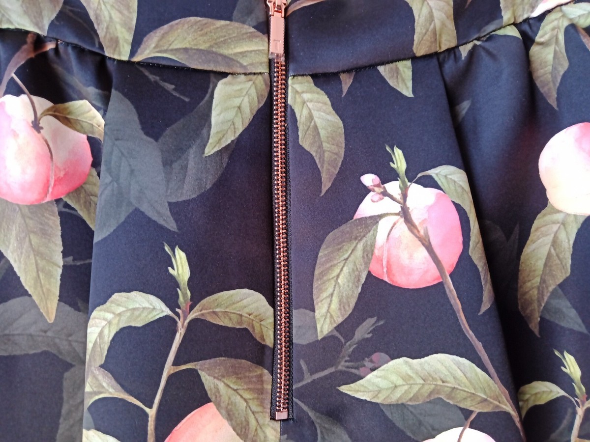 TED BAKER スカート　サイズ0 新品☆ TED BAKER サイズ0紺色