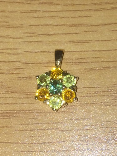 Certified 9ct Yellow Gold 1.4ct Green & Yellow Sapphire Cluster Pendant - Picture 2 of 12