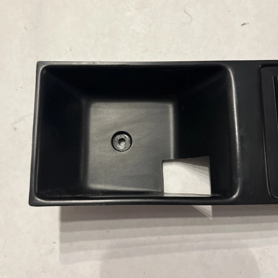 Bisel de moldura de manija de puerta interior derecha Cadillac DeVille 1985-1993 con interruptor de bloqueo Foto 3 de 4