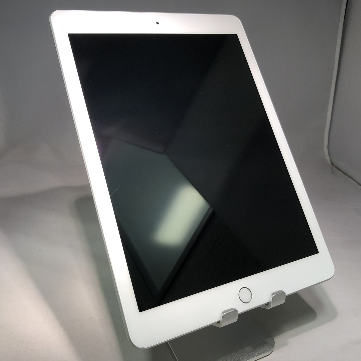 Apple iPad 6th Generation 32GB Silver WiFi Excellent