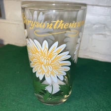 VINTAGE PEANUT BUTTER GLASS CRYSANTHEMUM WHITE FLOWER WITH YELLOW 5 INCH