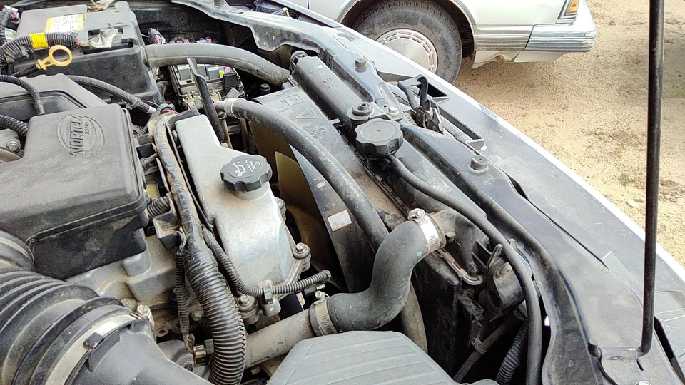 Cubierta del ventilador de refrigeración del radiador GMC Canyon 2004-12 OEM carcasa de plástico 3,7 l 15117016 Foto 3 de 4