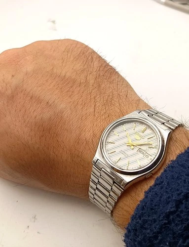 Vintage Seiko 5 Automatic 7019-8180 – Textured Dial – Original Bracelet – Japan