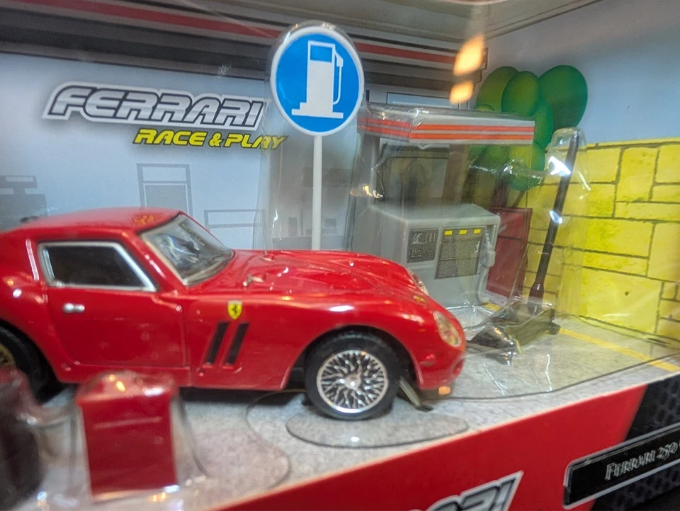 Bburago 1/43 Ferrari 250 GTO Race & Play Garage Set modellino auto pressofuso... - Immagine 3 di 4