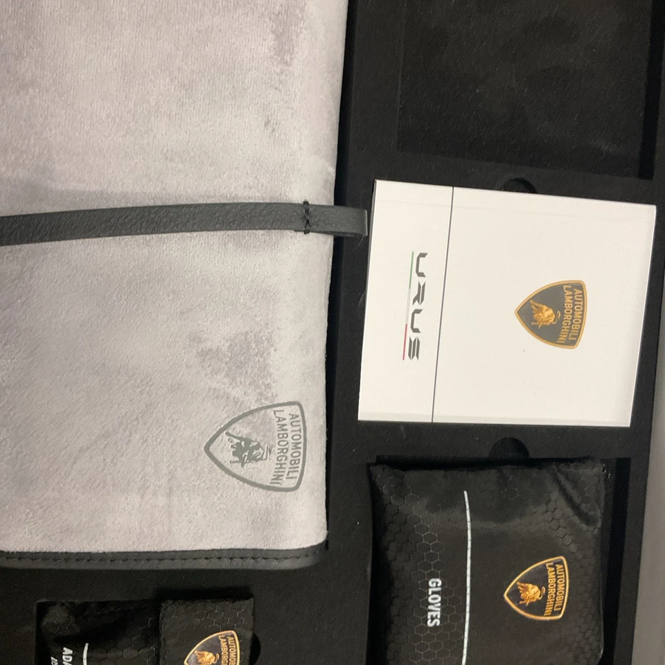 Lamborghini Urus Kit de Bienvenida Coche Fragancia Caja Guantes Crema USB Nuevo Japón Foto 2 de 3