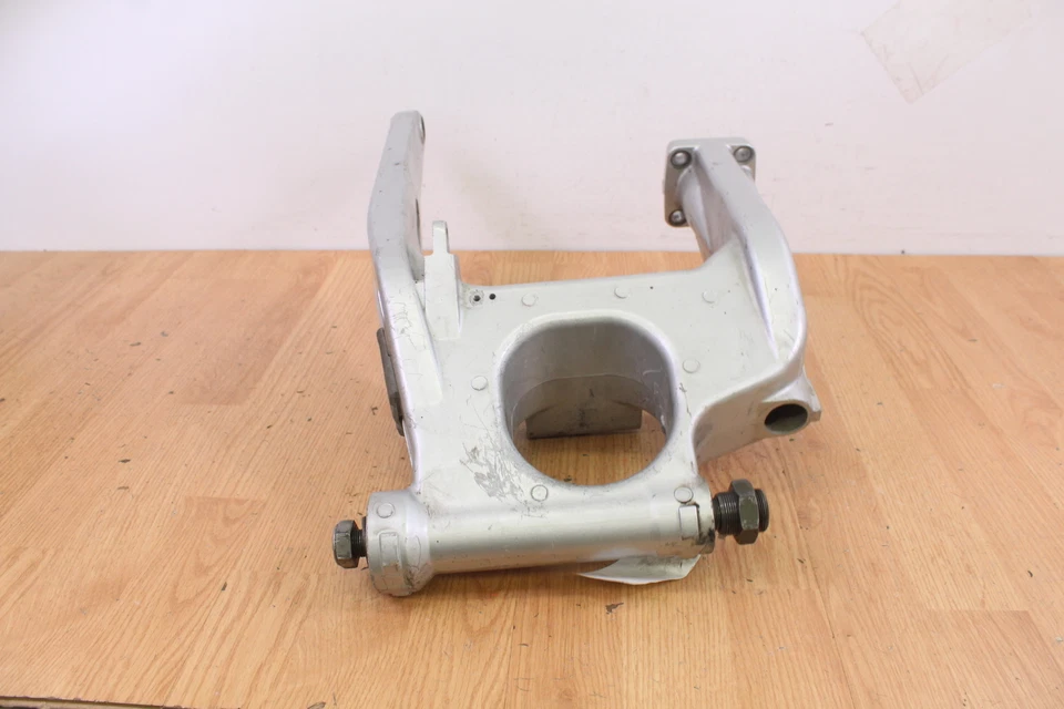 2004 YAMAHA FJR 1300 Swingarm с поворотным болтом - Изображение 3 из 4