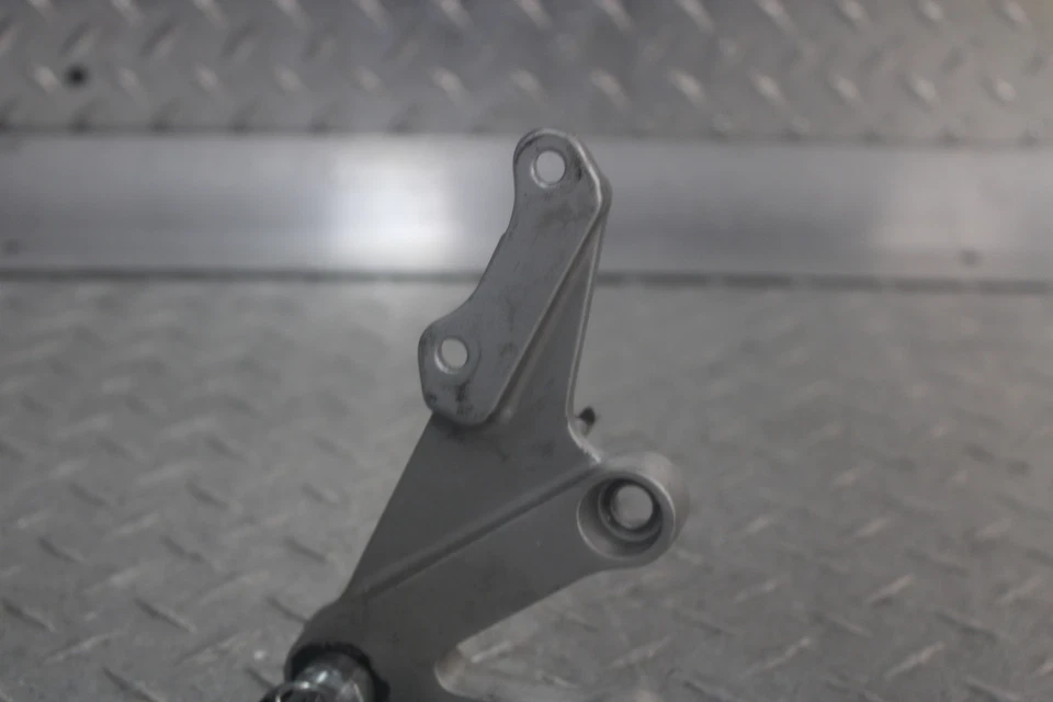 Suzuki GSXR750 2003 reposapiés delantero derecho estribo 43511-35F00 Foto 2 de 4