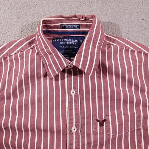 Camisa American Eagle para Hombre Mediana Roja a Rayas Botones Mangas Largas Calce Vintage - Imagen 3 de 10