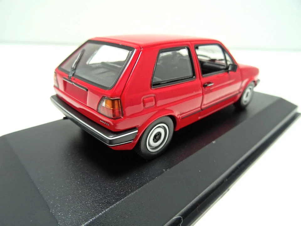 Volkswagen VW Golf 2 Modellino Auto MINICHAMPS 1:43 Rosso 943054103 Nuovo - Immagine 4 di 4