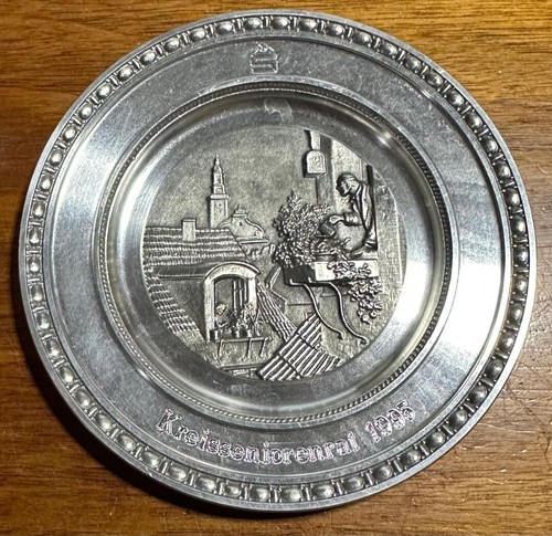 Ancienne assiette artisanale étain 4 3/4" étain arrosoir étain 1995 signée sceau - Photo 1/4