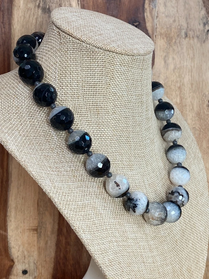 Elegante collar de esmoquin druzy de cuarzo y ónix - Una pieza llamativa Foto 3 de 4