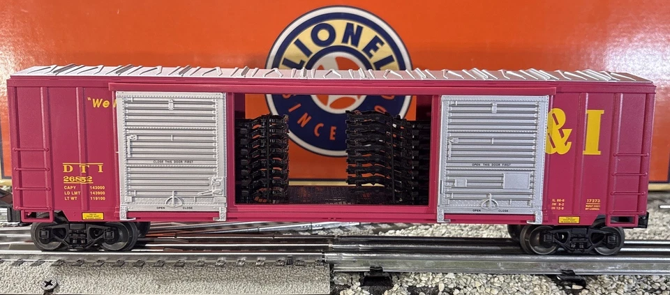 LIONEL~6-26852~DT&I 50’ DOUBLE DOOR BOXCAR #26852~O Scale~W/Vehicle Frames! - Image 2 of 4