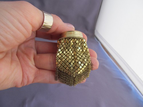 ANTIQUE VICTORIAN SWEET GOLD TONE MESH CHAIN MAIL COIN MONEY FINGER PURSE - Picture 6 of 15