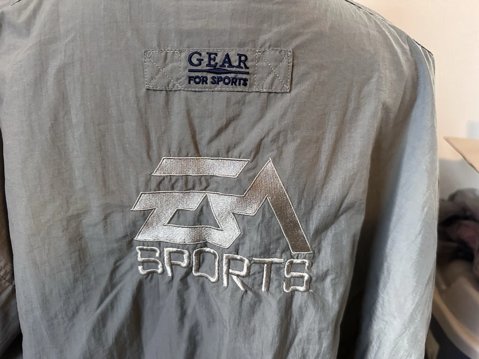 De Colección EA Equipo Deportivo Para Deportes Chaqueta Cortavientos Grande Empleado Desarrollador Años 90 Foto 2 de 4