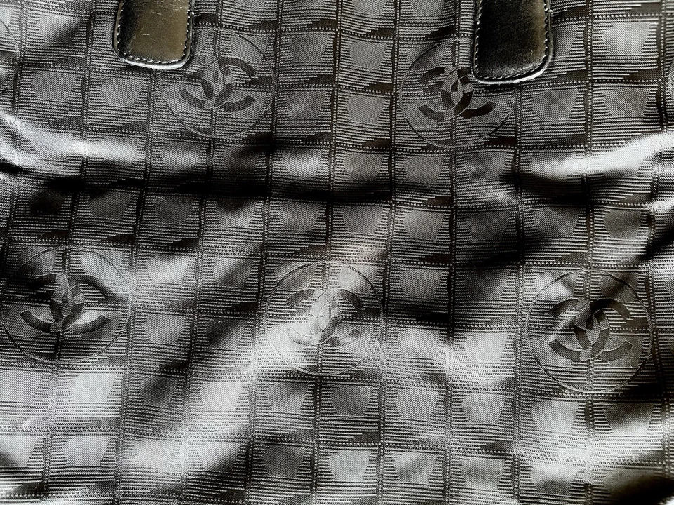 Auténtico bolso de mano Chanel grande de nailon negro de viaje Foto 3 de 4