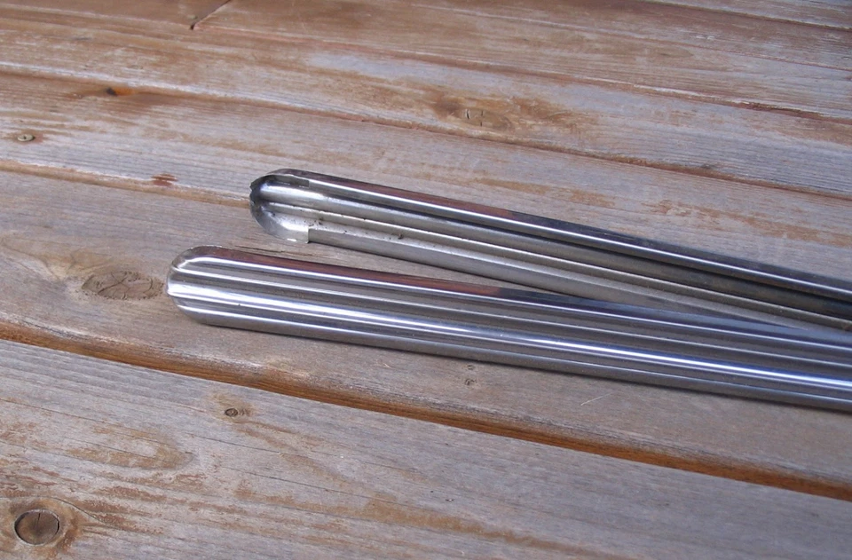 1941 Oldsmobile Series 96 & 98 NOS rocker molding, right side only Foto 2 de 4