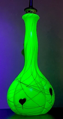 Fenton 1975 Robert Barber Hanging Hearts Barber Bottle 8960 Custard Iridized 8.5