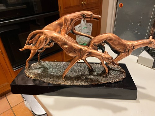 SCHÖNE ANTIKE REPRODUKTION 3 WHIPPET RENNHUNDE BRONZE STATUE SKULPTUR - Bild 2 von 8
