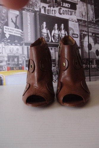 Luxury L.A.M.B. Gwen Stefani Sexy Ankle bootie peep toe pump Leather Sz 8 M - Picture 6 of 10
