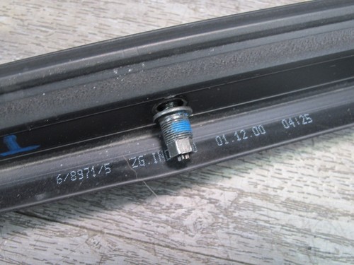 01-06 BMW E46 3-SERIES CONVERTIBLE SET OF 2 CENTER WINDOW WEATHERSTRIP GUIDE OEM - Picture 3 of 13