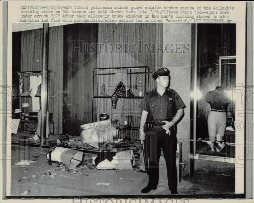 1967 Press Photo Policeman Guards at Broken Window at Manhattan Wallach's Store