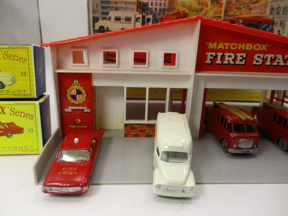 MATCHBOX G-10B FIRE STATION GIFT SET NEAR MINT STATION IOB RESTORED VEHICLES INB - Image 2 of 4