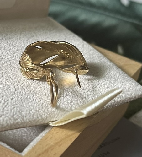 Grainger McKoy Wide Feather Earrings 14k Gold Omega Huggie Hoop 1800$ - Picture 11 of 11