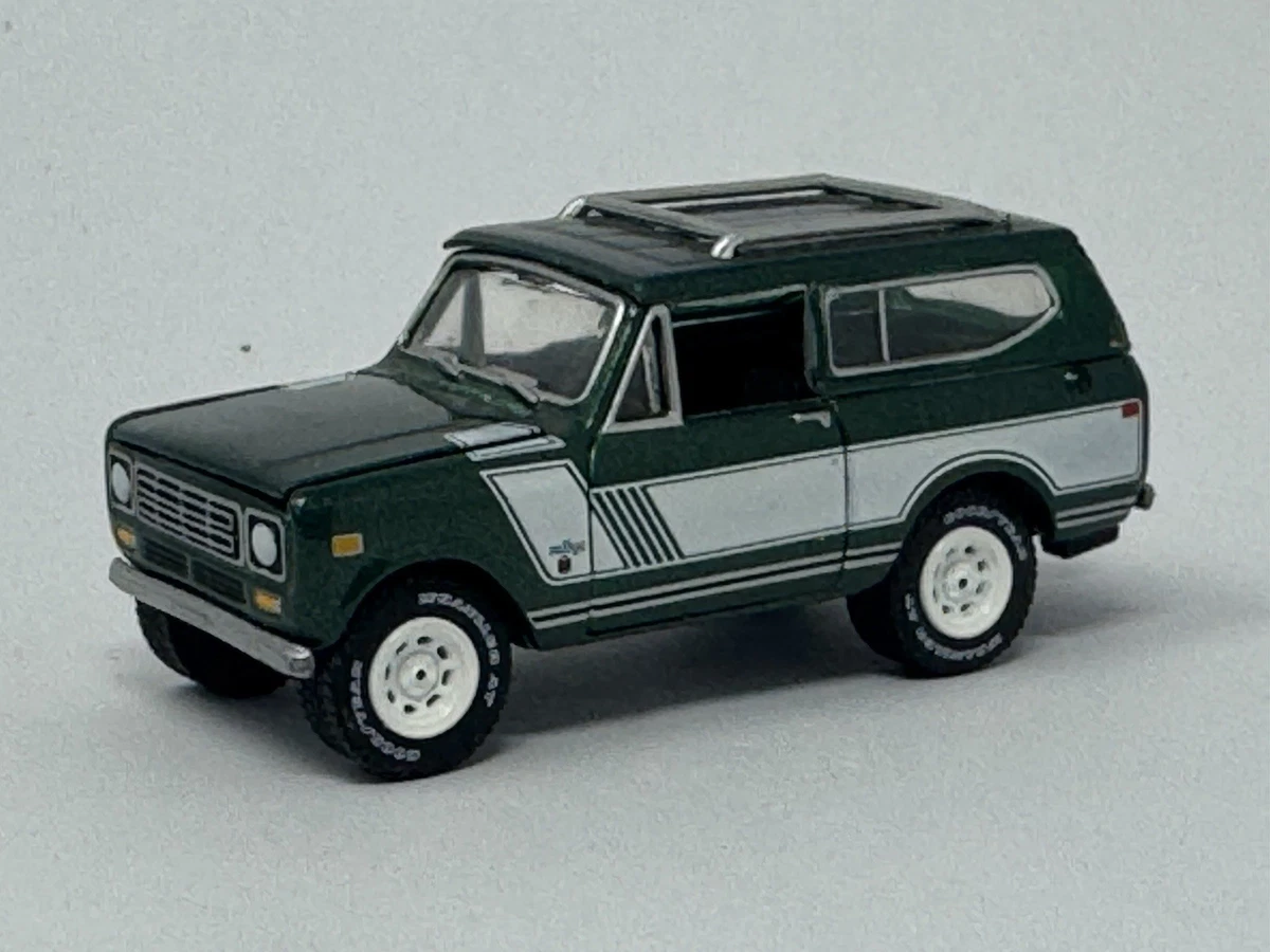 Johnny Lightning 1979 International Scout II Con Barca E Trailer Malibu - Modellino In Scala 1:64 Da Collezione, Bianco Con Strisce Nere