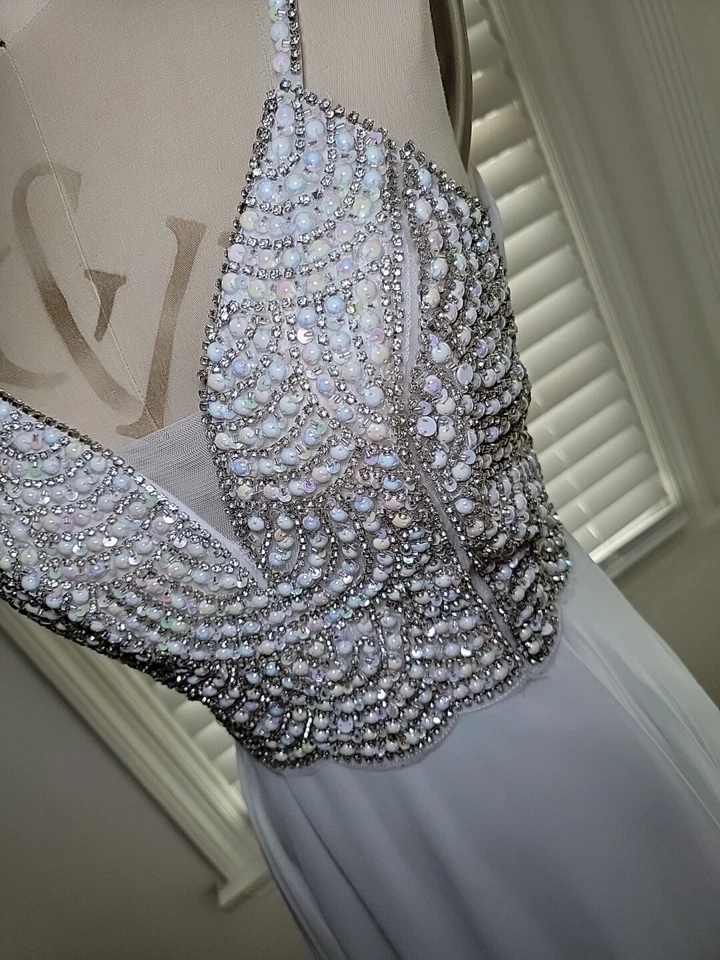 Vestido blanco sin palabras perlas corpiño piedras de rima talla 7 Foto 2 de 4