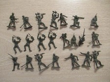 Plastic Army Men Dark Green Lot of 22 Toy Soldiers 