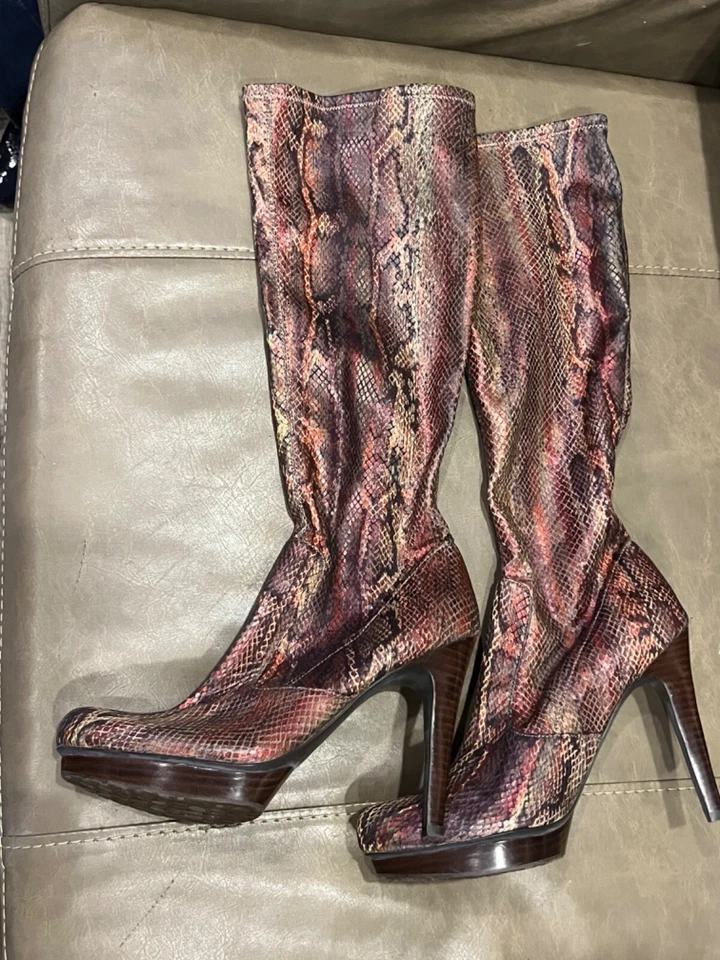 Botas hasta la rodilla Carlos By Carlos Santana marrón borgoña imitación piel de serpiente talla 9 Foto 3 de 4