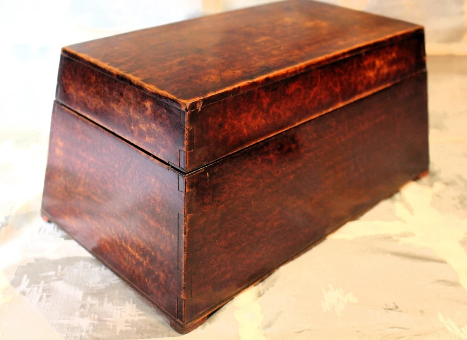 Carrito de té en forma de sarcófago Burl Amboyna del sur de Asia temprano o birmano c. 1840 Foto 2 de 4