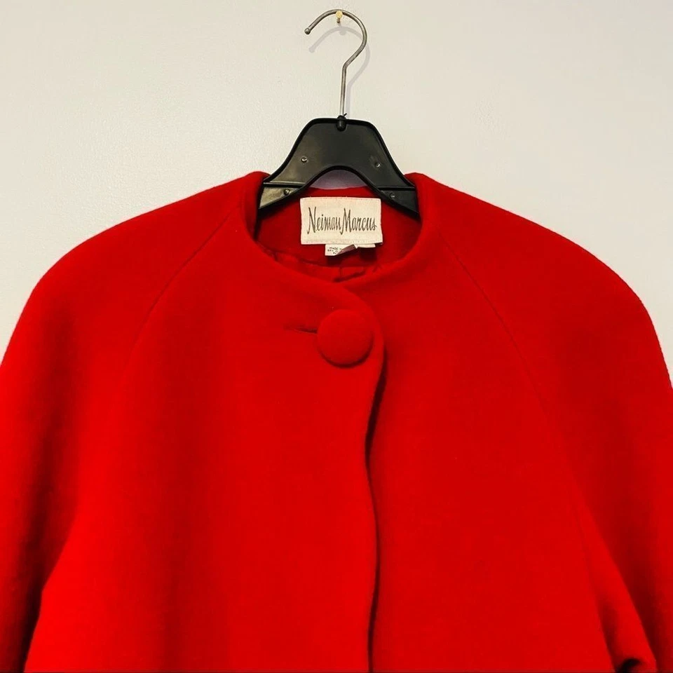 Abrigo con capa vintage Neiman Marcus rojo pura lana dobladillo vieira talla 4 Foto 3 de 4