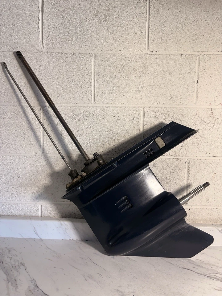 Unidad inferior Evinrude Etec 40-65 HP de 20" de largo 2004 arriba Foto 2 de 4