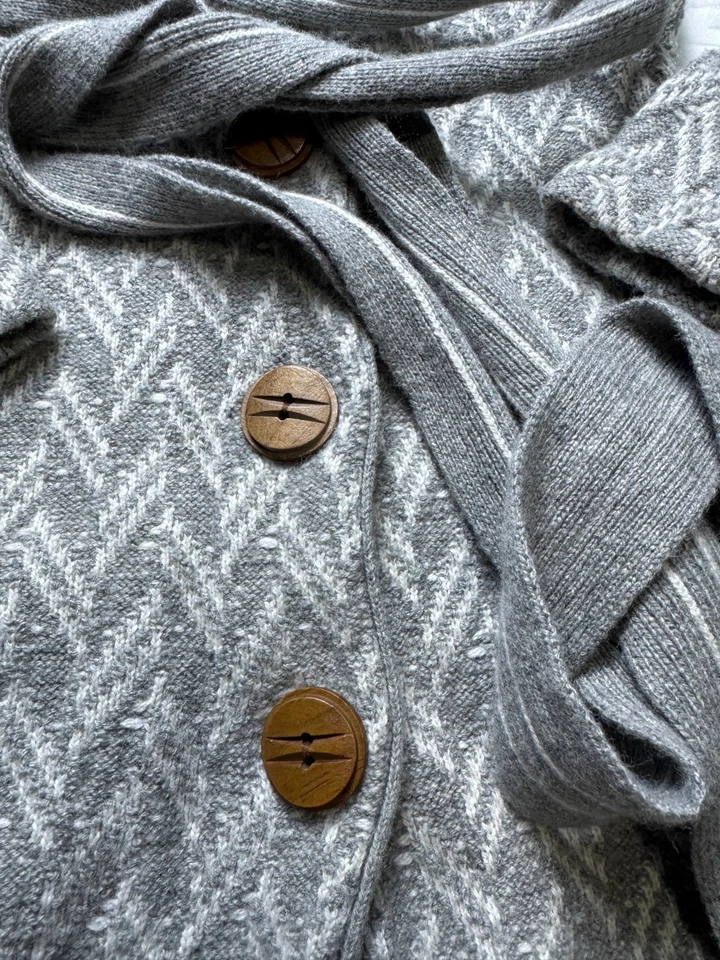 Cardigã feminino Moth By Anthropologie suéter cinza espinha de peixe malha com cinto XS - Imagem 2 de 4