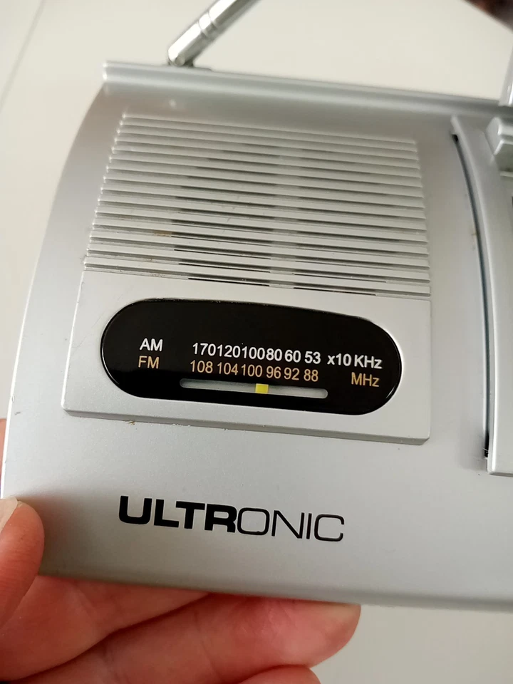 ULTRONIC Desktop AM/FM RADIO With Calendar, Clock, Calculator Model T524 - Image 2 of 4