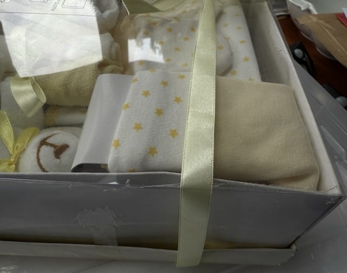 7-teiliges Babyparty Geschenkset Unisex gelb Korb Box 0-3 Monate Stern Design - Bild 4 von 5