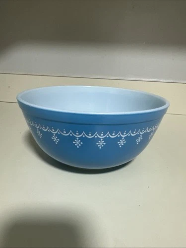 Pyrex Snowflake Bowl 403 Blue   2 1/2 qt Ovenware  1960's USA Made