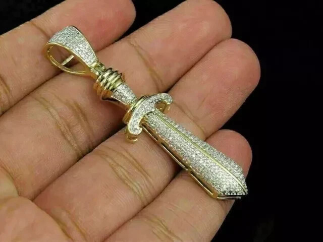 Colgante con dije de espada templaria de paso de prueba de moissanita real de 2 quilates enchapado en oro amarillo de 14 quilates