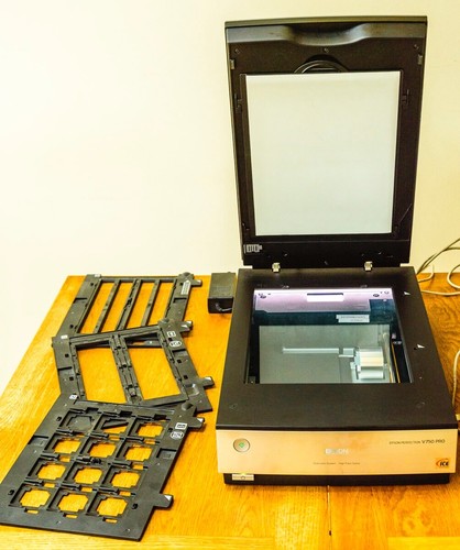 Epson Perfection V750 PRO Scanner for slides, negatives, reflective originals - Afbeelding 2 van 8