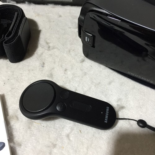 NEW OPEN Samsung Gear VR Headset with Controller Powered by Oculus SM-R3250 - Picture 2 of 7