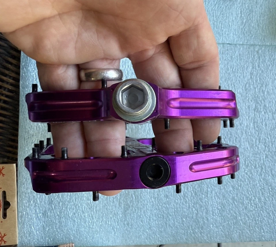 Pedales de plataforma Chromag Dagga 9/16" cuerpo cóncavo de aluminio 24 pasadores sintonizables púrpura Foto 3 de 4