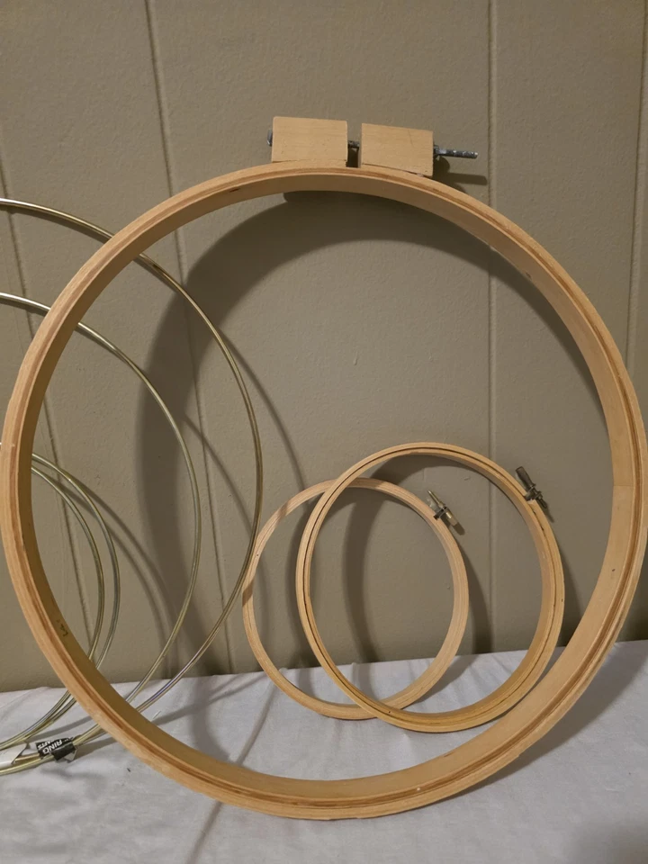 7 Crafting Hoops. 3 Wood Embroidery Hoops. 4 Metal Gold Tone Hoops - Image 2 of 4